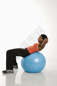 女人运动与球照片器材仰卧起坐活力训练娱乐力量平衡运动服瑜伽背景图片