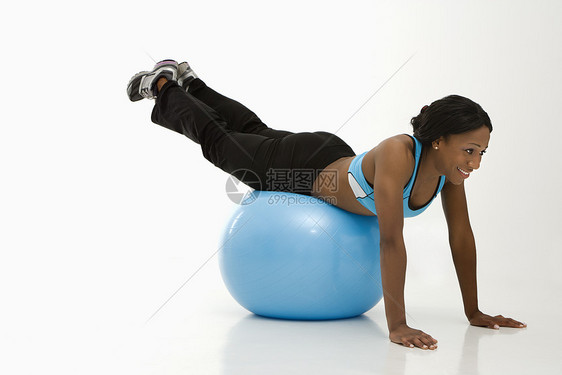 女人运动与球水平身体素质瑜伽微笑平衡运动服训练成人活力女士图片