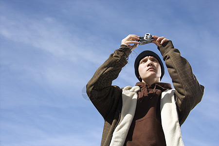 青少年拍照帽子年轻人相机照片假期男性娱乐水平旅行摄影图片