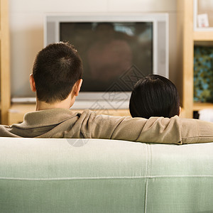 夫妇看电视男性电视女性家庭娱乐女朋友客厅两个人夫妻男朋友图片