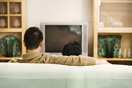 夫妇看电视女朋友闲暇男性女士娱乐男人电视家庭场景客厅图片
