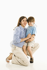 母亲与儿子妈妈工作室男生家庭中年眼神拥抱父母女性两个人图片