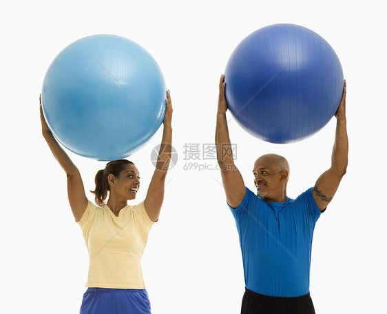 男人和女人的锻炼中年人女性运动服两个人男人中年水平健身照片身体素质图片