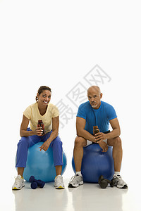 两个人休息男人中年女性设备男子运动微笑身体素质运动服力量图片