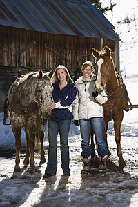 有马的女人朋友牧场骑马闺蜜马匹眼神女朋友两个人友谊马术图片