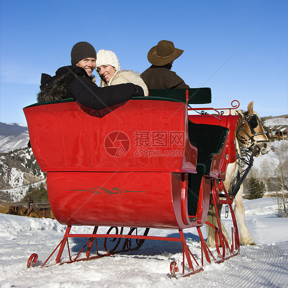 骑雪橇的年轻夫妇图片