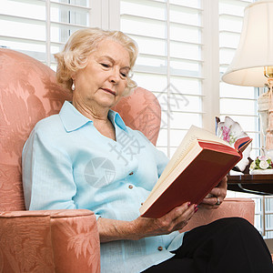成熟的女性阅读女士成年人成人闲暇女人妇女娱乐老年图片