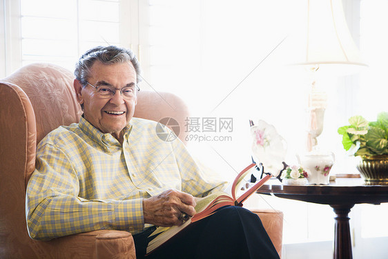 成熟的男性阅读老人男人眼神成人闲暇成年人水平图片