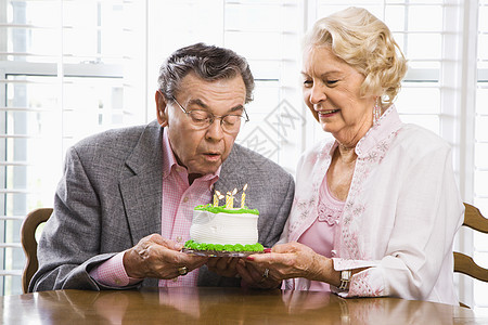 有蛋糕的成熟夫妇妇女水平两个人生日老人老年女性成年人男人女人图片