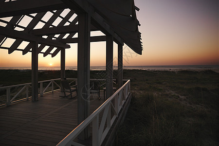海岸边的加泽博凉亭日落甲板放松水平海滩日出格子海岸图片