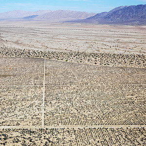 沙漠和山岳干旱山脉照片地平线网格灰尘道路乡村旅行鸟瞰图图片