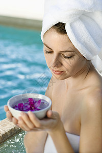 女人在温泉疗养院闲暇皮肤中年女性水池成人兰花棉布毛巾中年人图片