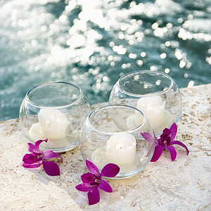 兰花和蜡烛对象泳池正方形热带温泉紫色静物图片
