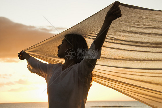 女人在微风中图片