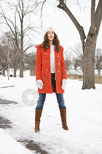 雪地街上的女人图片