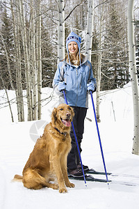 女人和狗运动滑雪板外套滑雪者假期滑雪旅游娱乐成人幸福图片