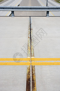 带线路的公路细节条纹标记垂线垂直旅行运输道路护栏旅游路面图片