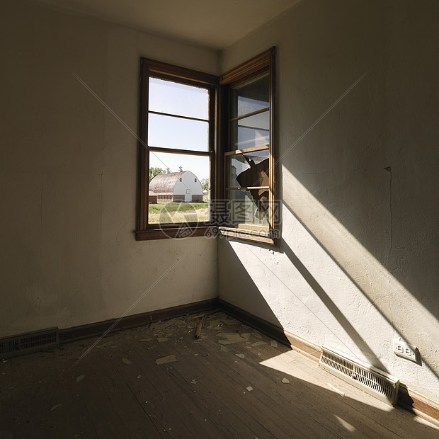在空房间里的窗口正方形角落太阳光线窗户照片房子住宅阳光图片
