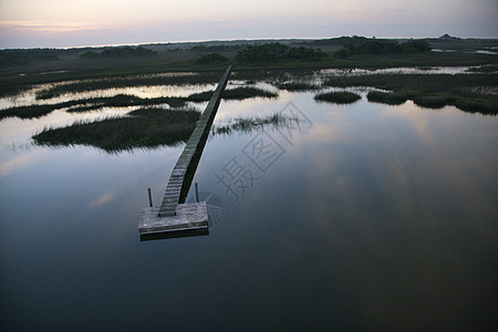 码头在湿地上空图片