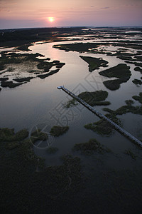 在沿海湿地的码头图片