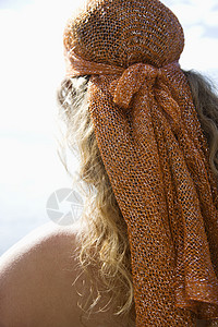 头围巾上的女人背景图片