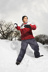 男孩扔雪球图片