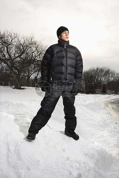 男孩站在雪地上照片男生外套青少年男孩们男性图片