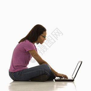 女人用笔记本电脑眼镜中年上网正方形女士长发微笑成人女性中年人背景图片