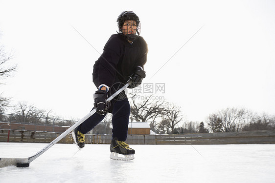 男孩打冰球团队曲棍闲暇活动玩家男性运动游戏青年青春期图片
