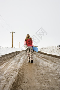 女人背着雪板季节单板帽子格子旅行乡村运动女孩女性滑雪板图片