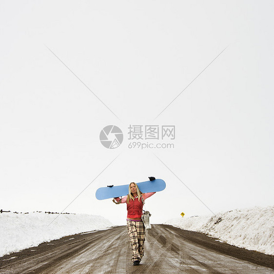 女性滑雪运动员泥路单板旅行娱乐滑雪板假期乡村季节正方形女孩图片