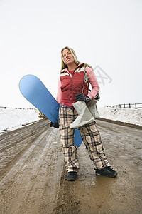 女人拿着雪板滑雪者活动季节旅行格子女孩滑雪板金发运动金发女郎图片