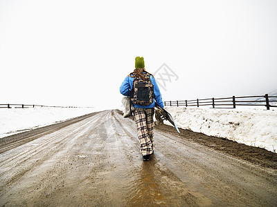 女人背着雪板金发季节单板娱乐水平滑雪板泥路活动公路闲暇图片