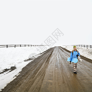 有雪板的女人滑雪板运动女士闲暇假期泥路旅行正方形女性活动图片