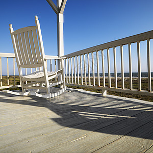 门廊上的摇椅照片正方形甲板闲暇低角度沿海海洋海滩风景假期图片