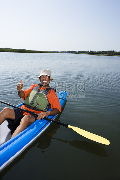 男人在皮艇上船工男性帽子乐趣中年眼神盐沼成人运动员高角度图片