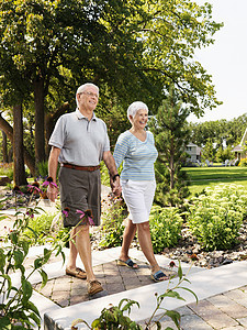 老年夫妇享受闲暇两个人中年女人公园男子微笑照片花园图片