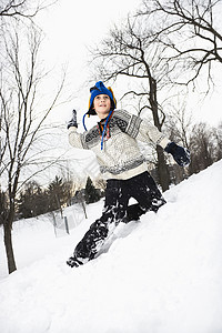 男孩扔雪图片