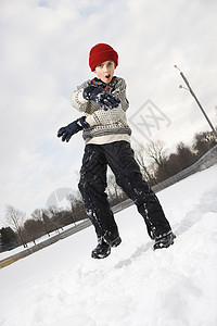 男孩在雪中背景图片