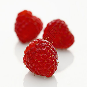 三个红草莓覆盆子浆果静物食物对象生产饮食水果营养工作室图片