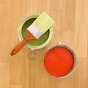 油漆罐和刷子家装静物绘画视图设计高角度补给品装修地面木地板图片