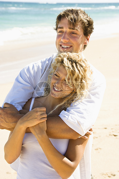 幸福的情侣成人海滩假期夫妻闲暇男人海岸两个人拥抱旅行图片