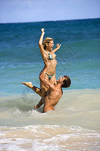 情侣玩得开心两个人女士男朋友海滩海洋假期夫妻娱乐旅行闲暇图片