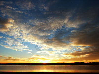 日出和湖泊图片