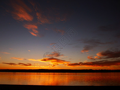 太阳升起天空海滩森林日落情绪化蓝色海洋树木池塘橙子图片