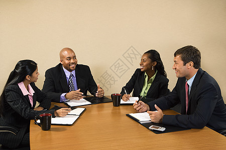 女商务人士和商务人士四个人职业女性公司会议办公室团队中年人男人人士图片