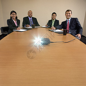 业务介绍生意人会议投影团队女性商务女士工作人士四个人图片