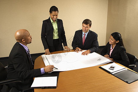 男女在工作中年人人士生意人女士男人职场商务女性会议职业图片