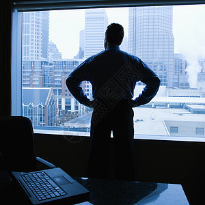 实业家在办公室白领公司窗户男性正方形商务蓝色职业照片男人背景图片