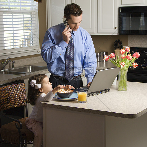 父亲与女儿孩子们父母商业场景上网青年人士家庭商务工作图片